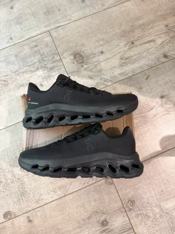 On Running Shoes bike usato
