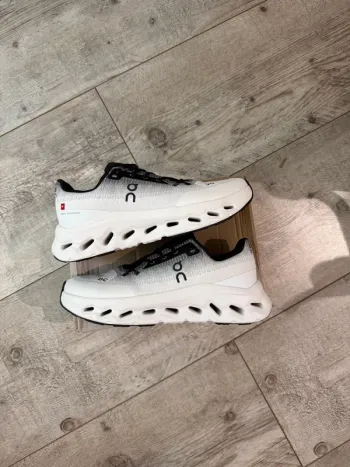 On Running ON Baskets noir et blanche bike d'occasion
