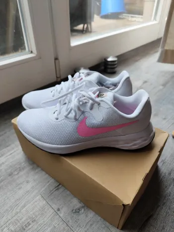 Used Nike Laufschuhe weiß pink Gr. 40 bike