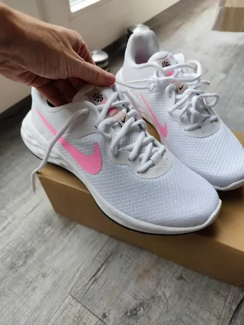 Nike Laufschuhe weiß pink Gr. 40 bike d'occasion — image 2 sur 6