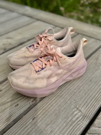 Käytetty Asics novablast 5 bike