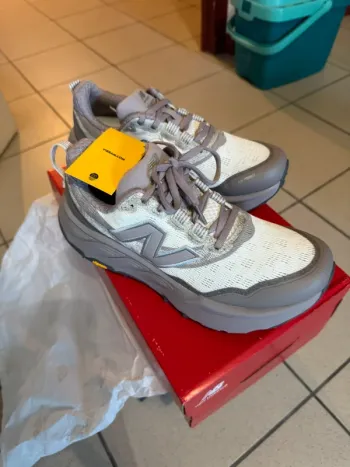 Used New Balance Hierro v9 bike — image 4 of 6