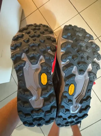 Used New Balance Hierro v9 bike — image 5 of 6