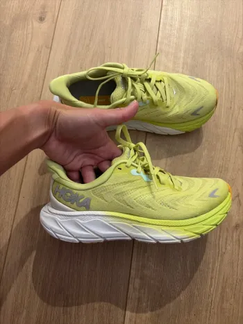 Hoka Arahi 6 bike usato
