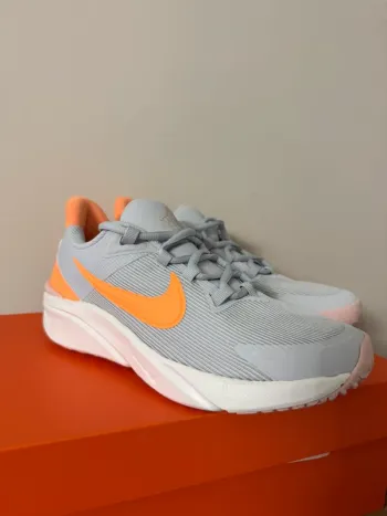 Brugt White Nike Running Shoes bike
