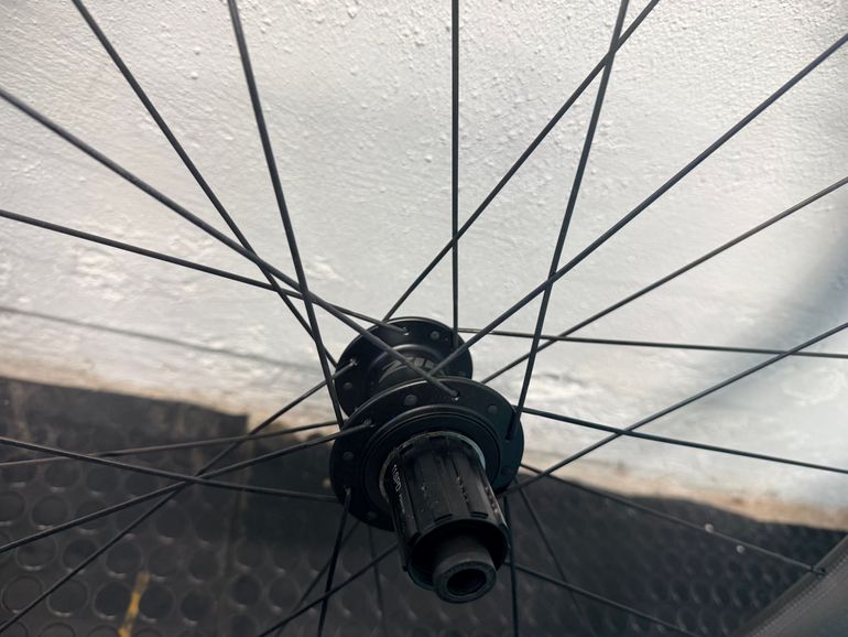 Brugt Zipp 303 Firecrest 2024 bike — billede 5 af 6