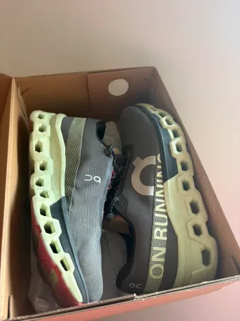 Tweedehands On Running Shoes bike