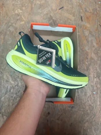 Used Nike Vomero 18 Gore-Tex bike