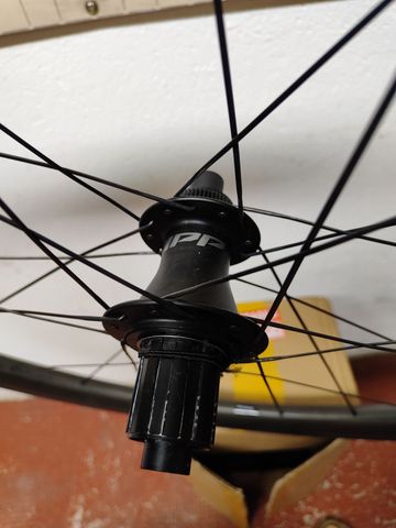 Brugt Zipp 303 Firecrest Carbon Wheels 2025 bike — billede 4 af 7