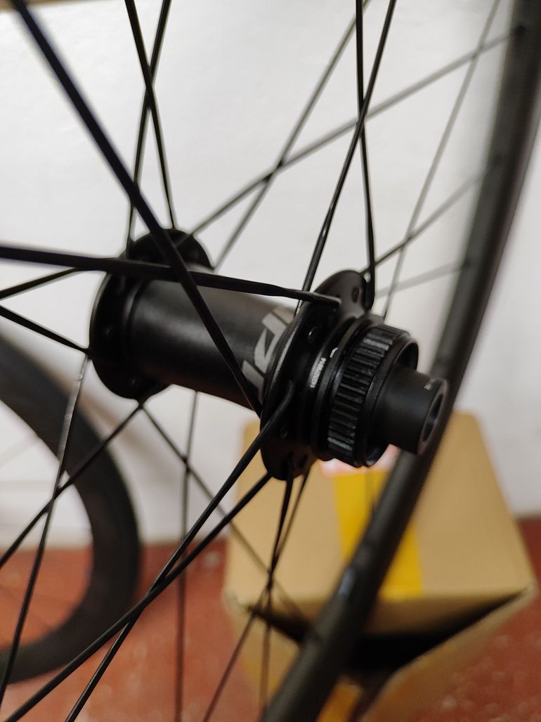 Brugt Zipp 303 Firecrest Carbon Wheels 2025 bike — billede 3 af 7