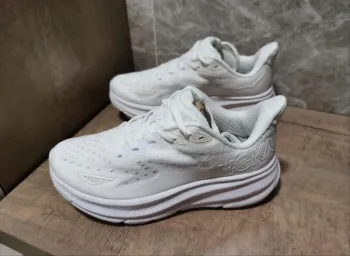 Hoka Chaussure blanche taille 39 bike d'occasion — image 2 sur 4