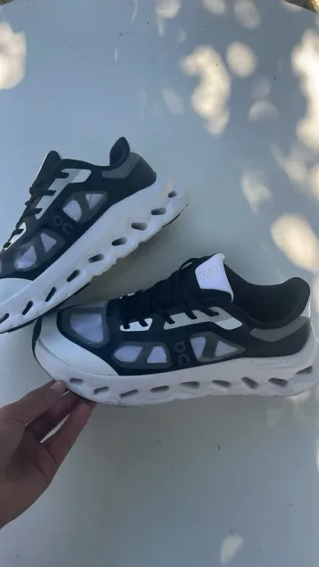 Tweedehands On Running Shoes bike