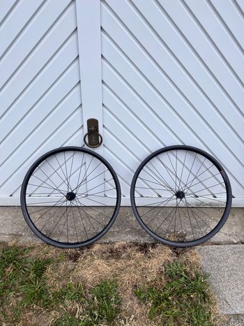 Moquai LAUFRADSATZ GRAVEL DISC CARBON 28MM MIT SAPIM CX-RAY SECURELOC 2025 bike d'occasion