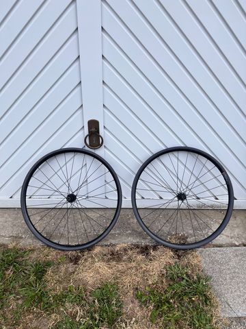 Brugt Moquai LAUFRADSATZ GRAVEL DISC CARBON 28MM MIT SAPIM CX-RAY SECURELOC 2025 Wheels