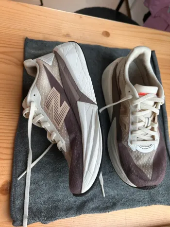 Gebrauchtes New Balance Fuel Cell Rebel bike — Bild 3 von 3