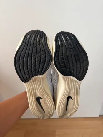 White Nike ZoomX Vaporfly Next% 2 bike usato — immagine 4 di 10