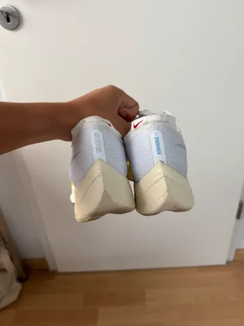 White Nike ZoomX Vaporfly Next% 2 bike usato — immagine 6 di 10
