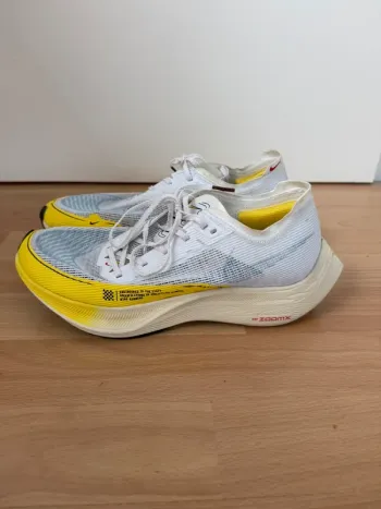 White Nike ZoomX Vaporfly Next% 2 bike usato