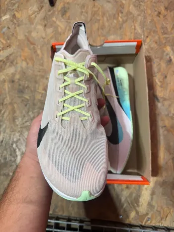 Nike ZoomX Vaporfly Next% 3 bike usato — immagine 3 di 8