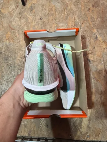 Nike ZoomX Vaporfly Next% 3 bike usato — immagine 6 di 8