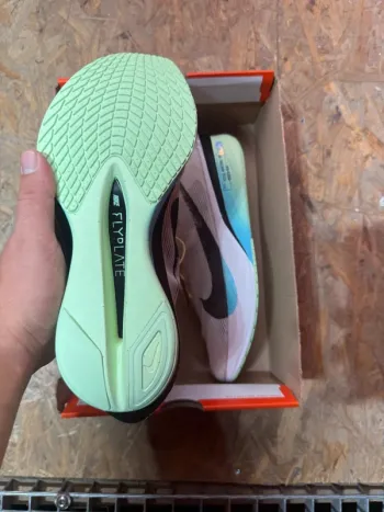 Nike ZoomX Vaporfly Next% 3 bike usato — immagine 5 di 8