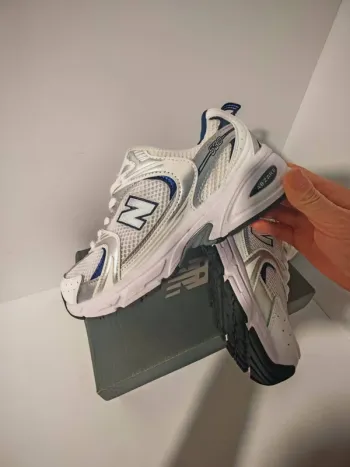 Gebrauchtes New Balance Sneakers retrò bianche e argento taglia EU 40 bike