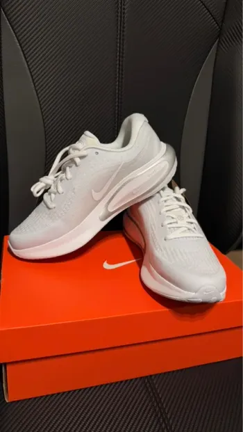 Używany Nike W Journey Run bike — zdjęcie 4 z 7