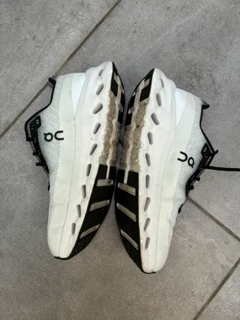 Gebrauchtes On Running Chaussures de sport Taille 42, 5 bike — Bild 2 von 8