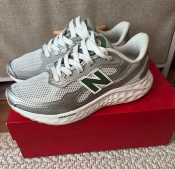 Used New Balance Arishi V4 Tiralux bike — image 2 of 8