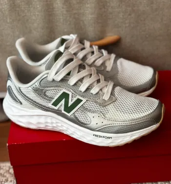 Used New Balance Arishi V4 Tiralux bike — image 4 of 8