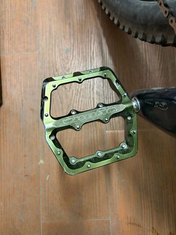 Used Wolf Tooth Waveform Pedals 2024 bike — image 3 of 7