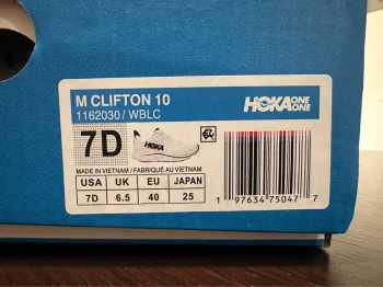 White Hoka Clifton 10 bike d'occasion — image 6 sur 7