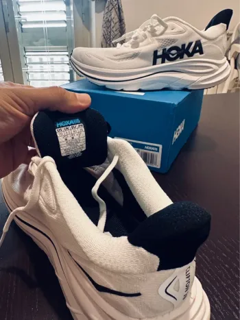 White Hoka Clifton 10 bike d'occasion — image 3 sur 7