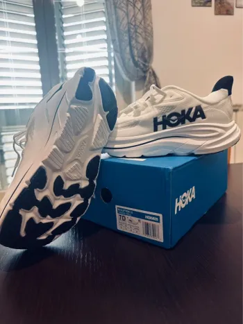 White Hoka Clifton 10 bike d'occasion — image 2 sur 7