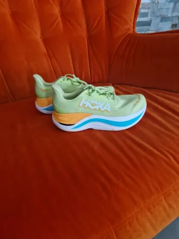 Brugt Orange Hoka Skyward X bike
