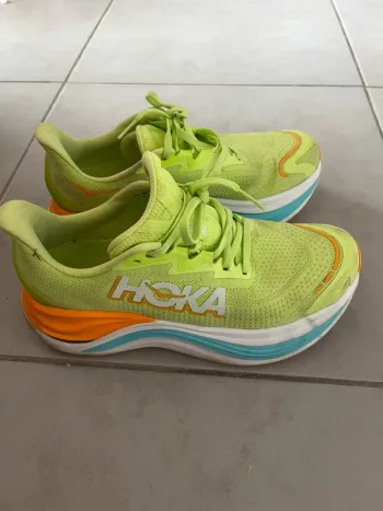 Hoka Skywards bike usato