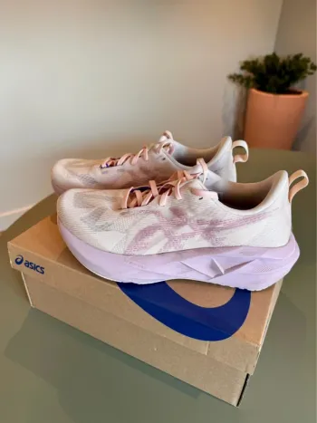 Używany Asics Novablast 5 bike — zdjęcie 3 z 8