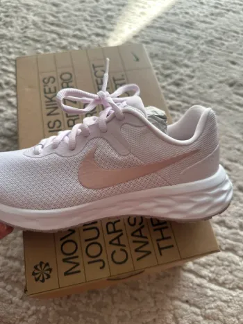 Used Nike Running Shoes bike — image 2 of 4