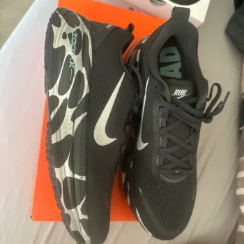 Used Nike Vomero 18 bike — image 2 of 9