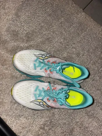 Saucony Kinvara 16 Running Shoes usato