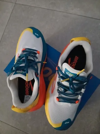 Used Brooks Running Shoes bike — image 3 of 5