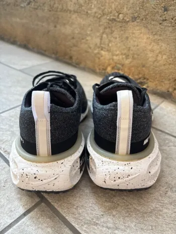 Scarpa ZoomX Invincible Run 3 bike usato — immagine 3 di 9