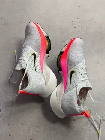 Used Lightweight Nike Air Zoom Tempo NEXT% Flyknit bike — image 9 of 10