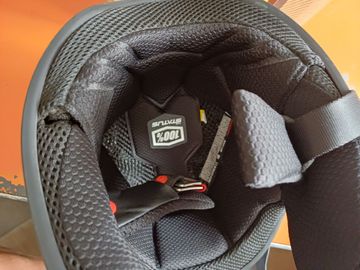 Used 100% Status Helmet bike — image 8 of 13