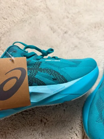 Asics Novablast 5 LE bike usato — immagine 3 di 12