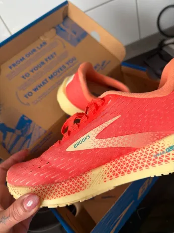 Used Brooks Laufschuhe Damen Coral mit Gelb bike — image 2 of 6