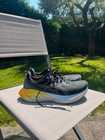 Asics Novablast 4 bike usato — immagine 2 di 2