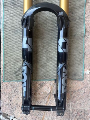 Used Fox 40 Grip X2 2025 bike — image 3 of 8