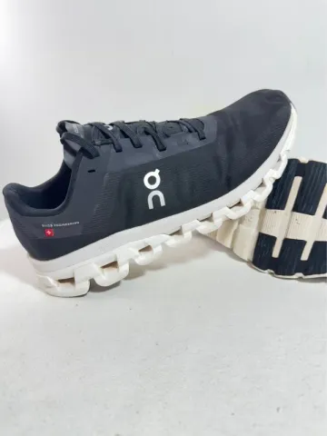 On Running Cloudflow Running Shoes usato