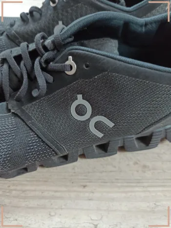 Used Lightweight On Running Chaussure de course noire taille 44 bike — image 3 of 9